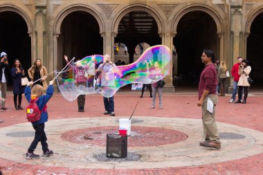 küçük çocuk büyük bir kabarcık Central Park'ta yapma