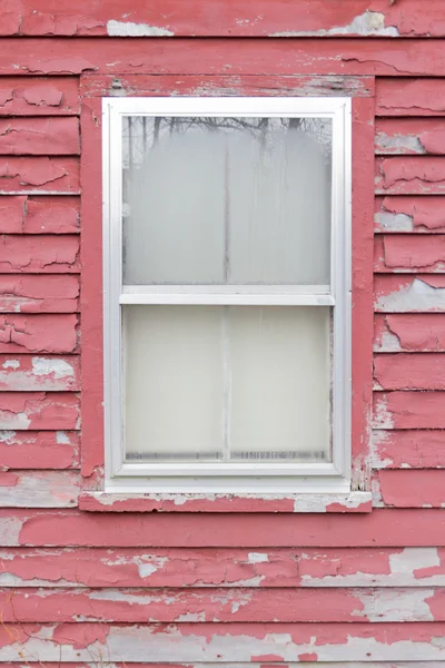 Vieux mur en bois rouge avec fenêtre — Photo