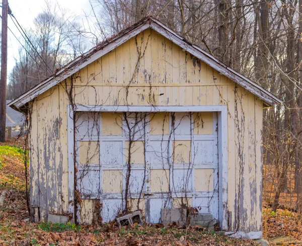 Старый традиционный гараж — стоковое фото