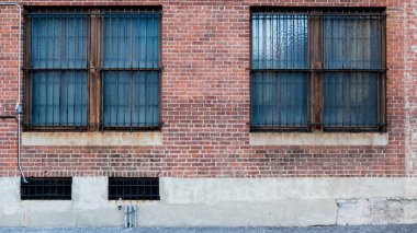 brick kırmızı duvar iki pencere