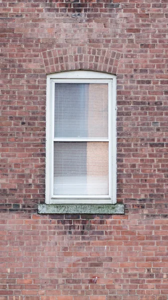 Finestra su muro rosso mattone — Foto Stock