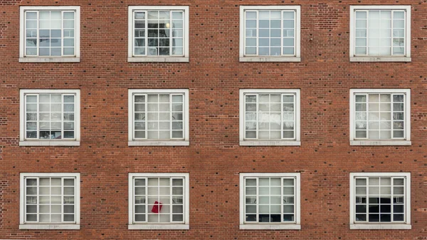 Beaucoup de fenêtres sur le bâtiment résidentiel — Photo