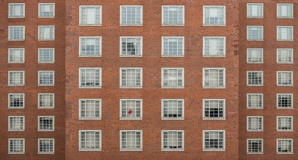 Beaucoup de fenêtres sur le bâtiment résidentiel — Photo