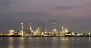 Petrol rafinerisinde 4 k zaman atlamalı gündoğumu