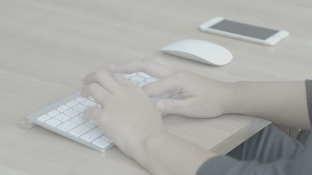 Kobieta ręce pisania na klawiaturze komputera (walić) — Wideo stockowe