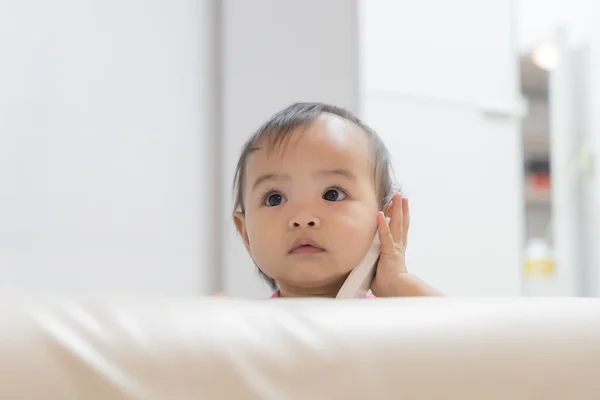 Bebek oyun rol için bir cep telefonu konuşurken