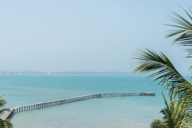 Güzel tropikal uzun ahşap köprü Pavyonu