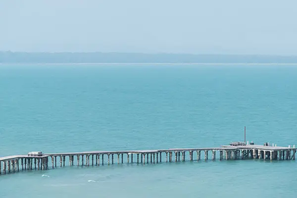 Güzel tropikal uzun ahşap köprü Pavyonu 