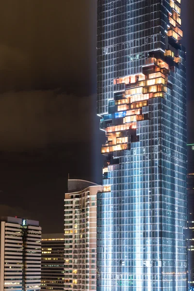 Bangkok, Tayland Ağustos 28: Mahanakhon bina Tayland'ın en yüksek 28 Ağustos 2016 üzerinde Bangkok, Tayland Binası, ışık gösterisi. 