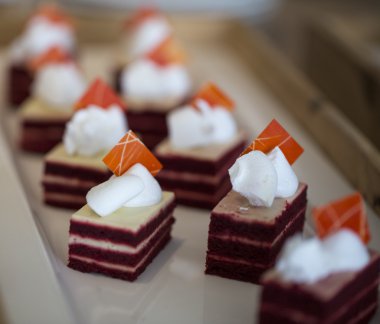 Beyaz disk üzerinde Mini böğürtlenli kek