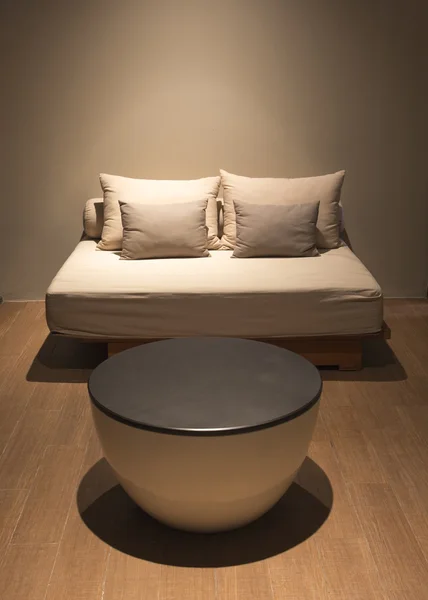 Современный диван-стул в теплом свете — стоковое фото