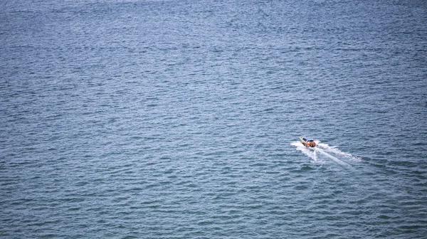 Bir yalnız tekne yüzen out açık denize