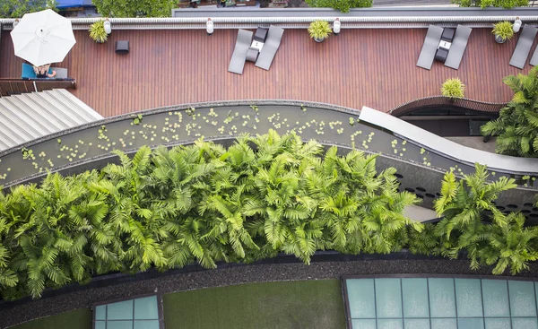 Güzel bahçe en iyi görünümü ile boş şezlong