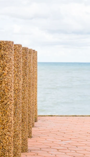 Seçici odak ile Sahilde taş bariyer