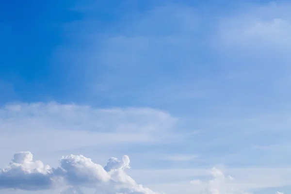 Küçük bulutlu mavi gökyüzü arkaplanı