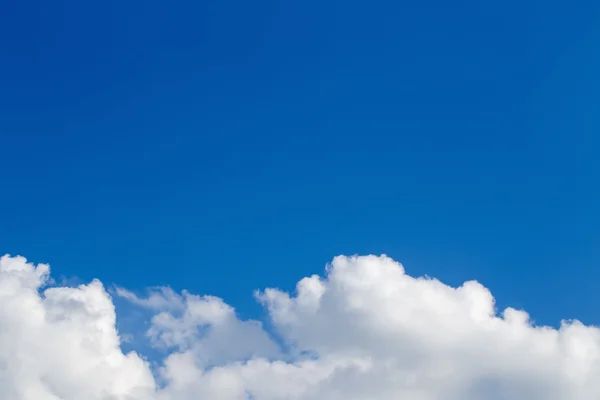 Küçük bulutlu mavi gökyüzü arkaplanı