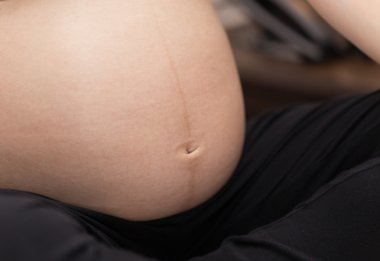 Karın üzerinde odaklanmak