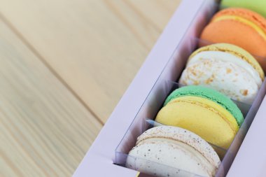 Renkli Macaron, acıbadem kurabiyesi boxset ahşap arka plan üzerinde.