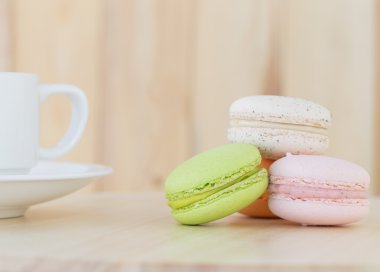 Tatlı Macaron, ahşap arka plan üzerinde cup ile acıbadem kurabiyesi.