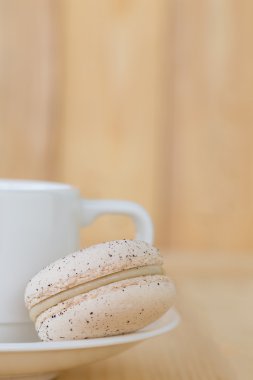 Krem Macaron, ahşap arka plan üzerinde cup ile acıbadem kurabiyesi.