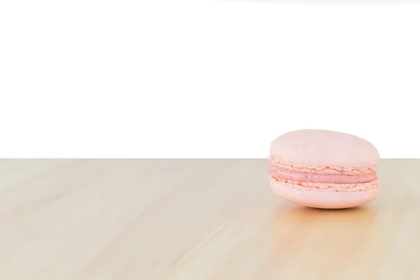 Macaron rosa, Macaroon sobre madeira com fundo branco — Fotografia de Stock