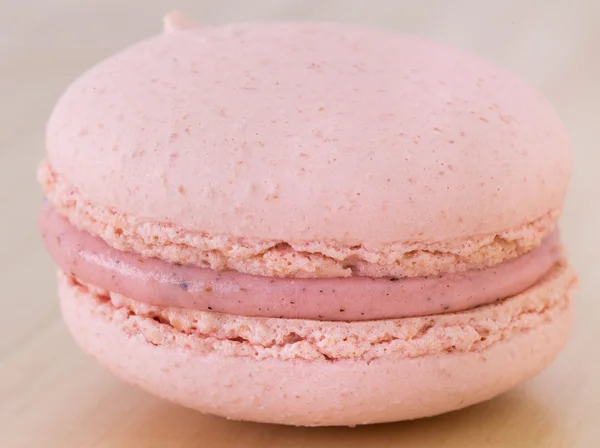 Fermer Savoureux Macaron sucré, Macaron sur fond bois . — Photo