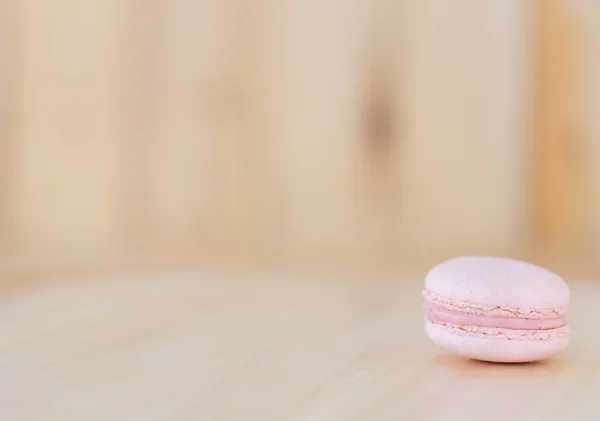 Красочные Macaron, Macaroon на деревянном фоне . — стоковое фото