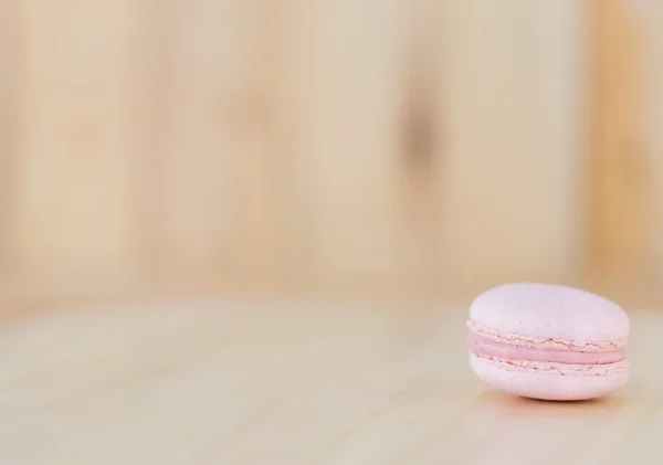 Renkli Macaron, ahşap arka plan üzerinde acıbadem kurabiyesi.