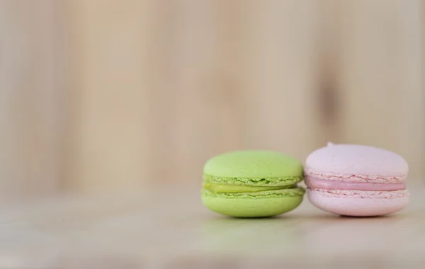 Sabroso Macaron dulce, Macarrón sobre fondo de madera . —  Fotos de Stock