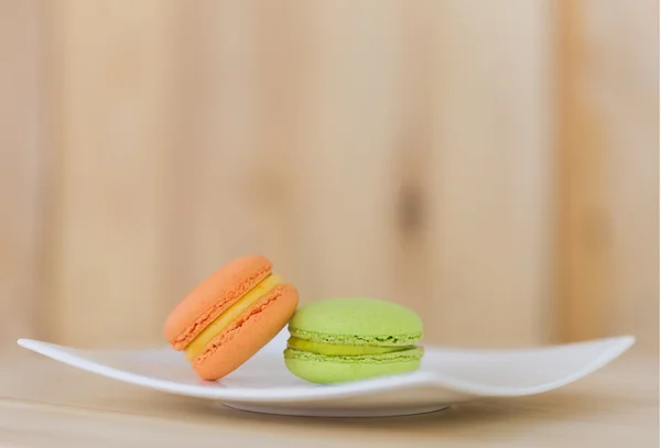 Macaron doce saboroso, Macaroon em fundo de madeira . — Fotografia de Stock