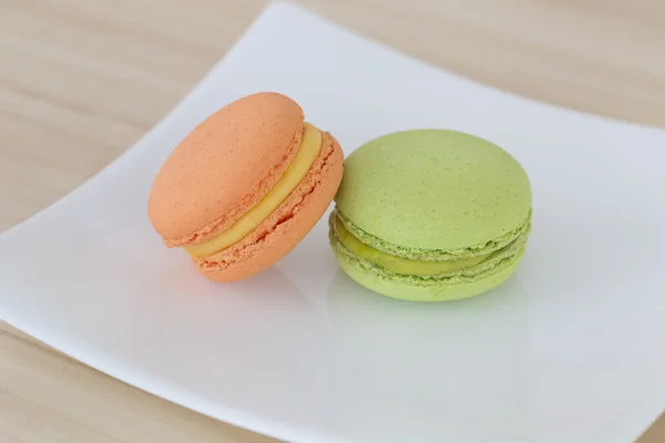 Macaron, ahşap arka plan üzerinde acıbadem kurabiyesi.