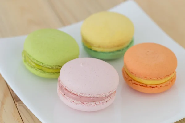 Macaron colorido, Macaroon em fundo de madeira . — Fotografia de Stock