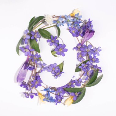 Bahar çiçekleri ve dokuz numara. Yıldönümü konsepti. Düz yatıyordu. Üst görünüm.