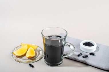 Aktif kömürle detoks içeceği. Sağlıklı yaşam tarzı kavramı.