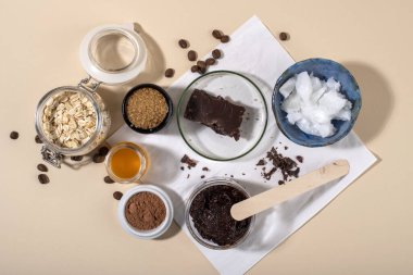 Çikolata surat ve vücut fırçası. Ev yapımı spa kozmetik tarifi. Ev güzelliği kavramı. DIY kozmetik. Düz yatış, üst görünüm.