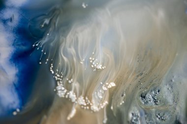 Sıvı sanat tekniğinde mavi soyut arka plan. Canlı renklerin renkli karışımı.