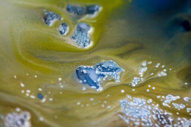 Sıvı sanat tekniğinde yeşil soyut arka plan. Canlı renklerin renkli karışımı.