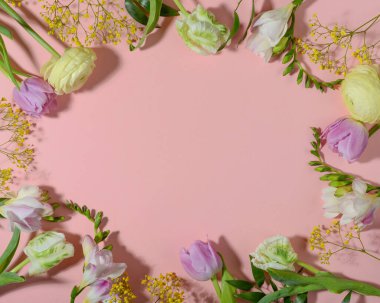 Pembe arka planda çiçek çerçevesi. Boşluğu kopyala, üst görünüm, düz uzanma.
