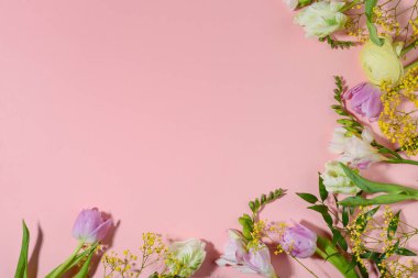 Pembe arka planda çiçek sınırı. Boşluğu kopyala, üst görünüm, düz uzanma.