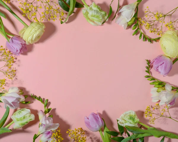 Pembe arka planda çiçek çerçevesi. Boşluğu kopyala, üst görünüm, düz uzanma.