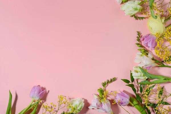 Pembe arka planda çiçek sınırı. Boşluğu kopyala, üst görünüm, düz uzanma.