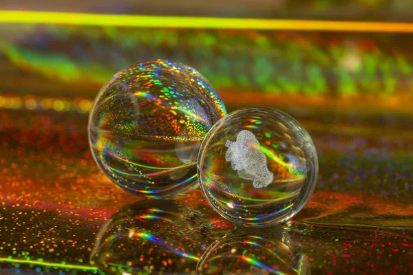 抽象的なホログラフィックな背景にガラスのクリスタルボールを閉じます 鮮やかな抽象 — ストック写真