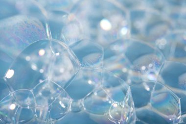 Köpüklü arka plan. Sabun köpükleri mavi arkaplanı kapatır.