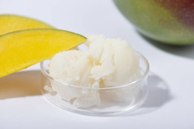 Mango yağı ve taze mango meyvesi. Organik kozmetik, cilt bakımı, spa konsepti. Ev yapımı kozmetik malzemesi.
