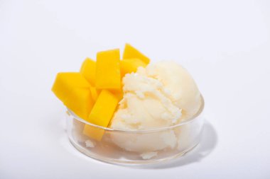Mango yağı ve taze mango meyvesi. Organik kozmetik, cilt bakımı, spa konsepti. Ev yapımı kozmetik malzemesi.