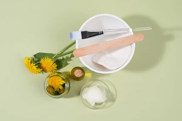 Dandelion Taraxacum Infusion Oil Plant Butter Making Facial Mask Home — Stock Photo, Image