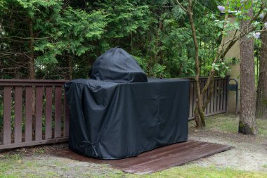 Barbekü ızgara kapağı. Kamado tarzı seramik ızgarayı yağmurdan koruyor. Açık hava yemek ekipmanları.