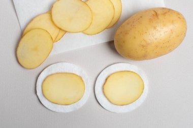 Kozmetik ameliyatlar için dilimlenmiş patates. Patates. Harika bir güzellik malzemesi. Ev yapımı tedavi.
