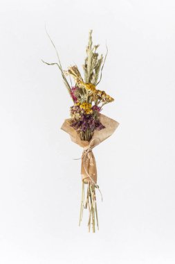 Beyaz arka planda izole edilmiş çay için kurutulmuş bitkiler. Kapat..