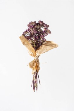 Beyaz arka planda izole edilmiş bir buket kuru kekik. Kapat..